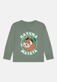 Majica dugih rukava zelene boje s grafikom crtane divlje svinje i lika, s natpisom "HAKUNA MATATA" u podebljanoj bijeloj i zelenoj boji.