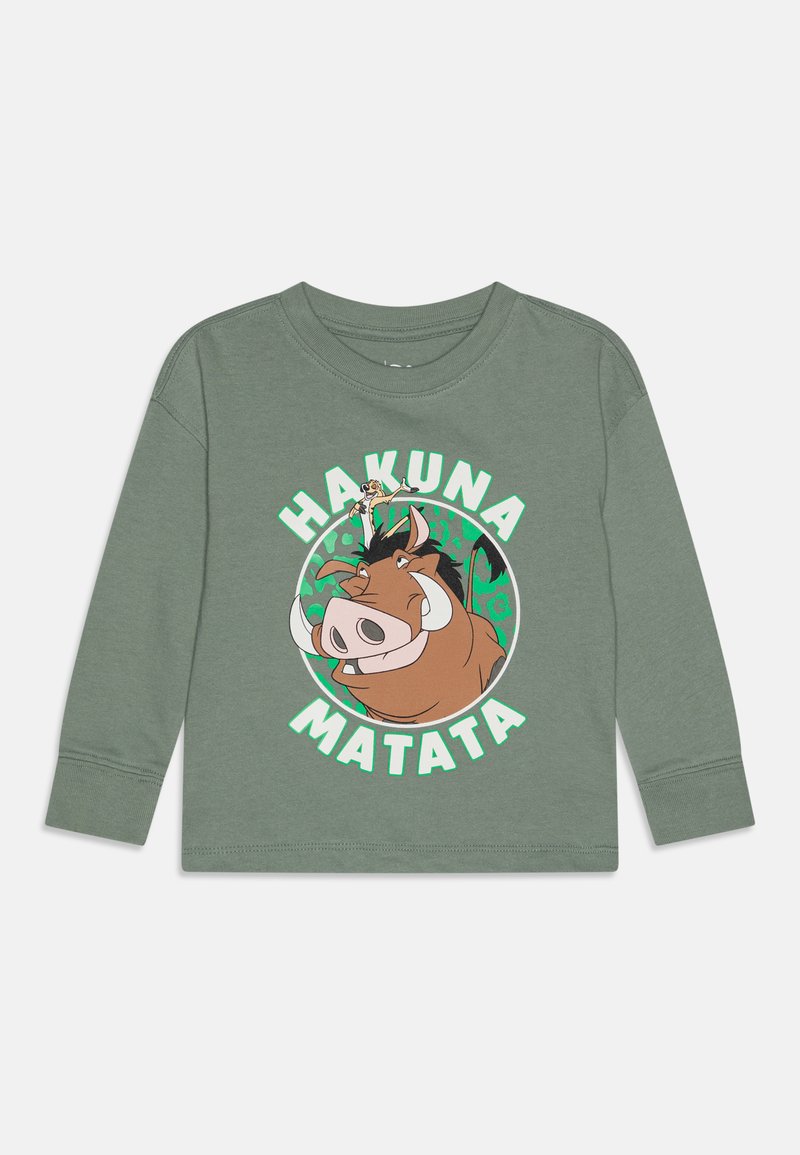 Majica dugih rukava zelene boje s grafikom crtane divlje svinje i lika, s natpisom "HAKUNA MATATA" u podebljanoj bijeloj i zelenoj boji.