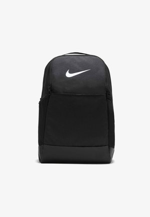 Zwarte Nike rugzak met een gestructureerd bovenpaneel, een gladde zwarte onderkant en een witte logo-print. Voorzien van zijkantmesh zakken en een ritssluiting.