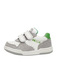 Sneaker in pelle grigia e bianca con dettagli in suede, due cinturini in velcro e logo verde. Presenta una punta forata e una suola in gomma testurizzata.