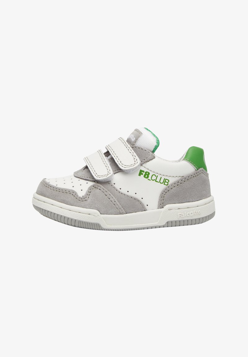 Sneaker in pelle grigia e bianca con dettagli in suede, due cinturini in velcro e logo verde. Presenta una punta forata e una suola in gomma testurizzata.