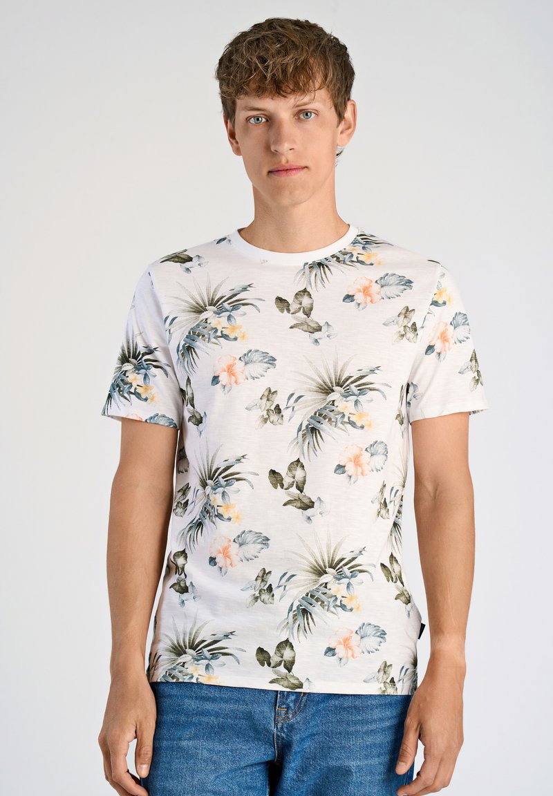 Lyhythihainen valkoinen t-paita, jossa on kukkakuvio vihreillä lehdillä ja vaaleanpunaisilla kukilla. Valmistettu pehmeästä puuvillamateriaalista. Rennon mallinen, pyöreä kaula-aukko.