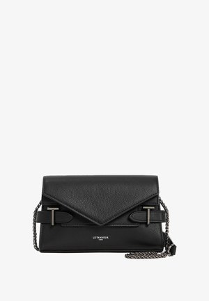 Sac à main en cuir noir avec une finition texturée, un design de rabat angulaire, une chaîne en métal argenté et un logo minimaliste à l'avant.