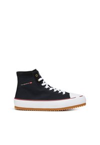 Černé vysoké tenisky z plátna s bílými tkaničkami, gumovou špičkou a gumovou podrážkou. Na straně mají červené a bílé logo.