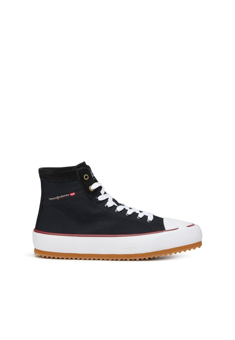 Černé vysoké tenisky z plátna s bílými tkaničkami, gumovou špičkou a gumovou podrážkou. Na straně mají červené a bílé logo.