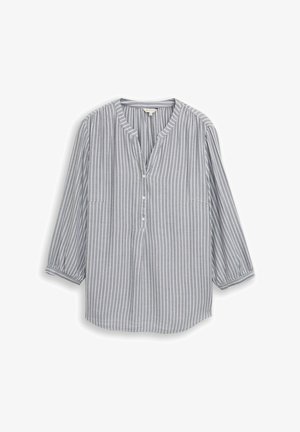 Világosszürke blúz függőleges fehér csíkokkal, háromnegyedes ujjakkal, kerek nyakkivágással és háromgombos részleges elülső gombsorral.