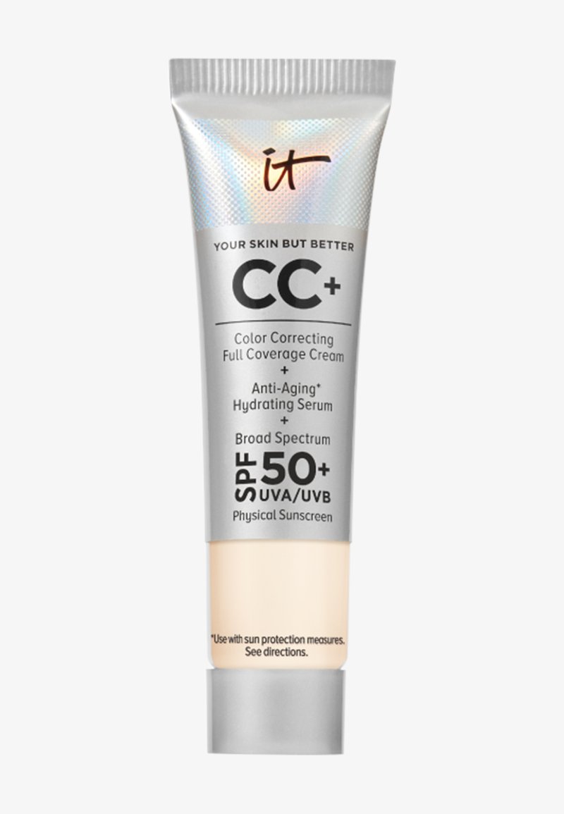 Tube med IT Cosmetics CC+ krem med SPF 50+ fysisk solkrem, fargekorrigerende, anti-aldrende fuktighetsserum og bredspektret UVA/UVB-beskyttelse.