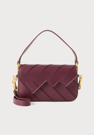 Burgundská kožená crossbody taška s prošívaným designem, zlatými kovovými doplňky a odnímatelným ramenním popruhem. Obsahuje horní rukojeť a embosované logo.