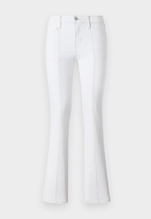 Jean en denim blanc évasés à taille haute, avec des coutures contrastées, des poches avant et une fermeture éclair. Texture de tissu lisse et robuste.