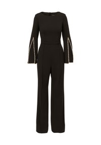 Černý overál s dlouhými, rozšířenými rukávy, které mají perlové detaily na okrajích rukávů, přiléhavým pasem a širokými nohavicemi.