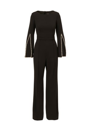 Černý overál s dlouhými, rozšířenými rukávy, které mají perlové detaily na okrajích rukávů, přiléhavým pasem a širokými nohavicemi.