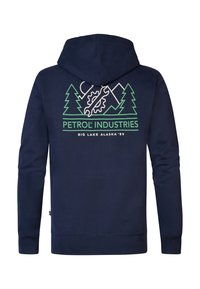 Sudadera azul marino con cordón, que presenta un gráfico verde de árboles, montañas y un engranaje. El texto dice "Petrol Industries Big Lake Alaska '89."