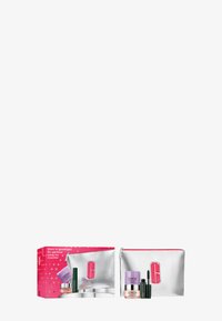 Sølv kosmetikkveske med rosa detaljer, som inneholder hudpleieprodukter: kremglass og en mascara. Boksen har et rosa stjernesøtt design.