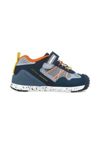 Scarpe sportive blu e grigie con un accento arancione. Presentano una tomaia in rete, una striscia in Velcro, una suola in gomma testurizzata e una soletta bianca maculata.