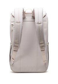 Sac à dos gris clair avec des bretelles rembourrées, une poignée sur le dessus et une poche latérale zippée. Matériau lisse et durable avec des lignes épurées.