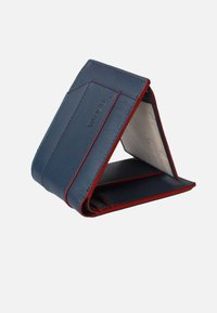 Portafoglio in pelle blu navy con accenti rossi, caratterizzato da un design a piega triangolare, molteplici scomparti per carte e una fodera interna morbida.