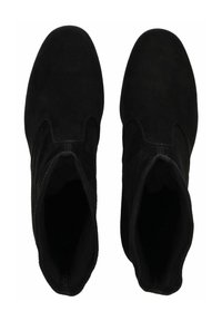 Stivali ankle in suede neri con una texture liscia, punta arrotondata e lati elasticizzati per una facile calzata. Senza hardware visibile o motivi.