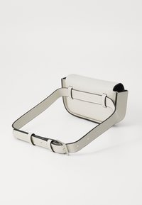 KARL LAGERFELD SIGNATURE BELT BAG - Torba čez telo - cement