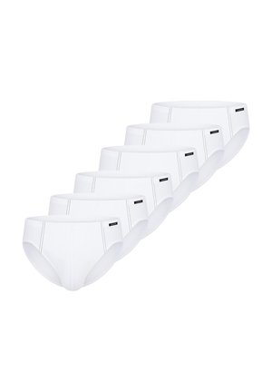 Sześć białych męskich majtek ułożonych diagonalnie, z minimalnym przeszyciem i małymi czarnymi metkami z nazwą marki na pasku w talii.
