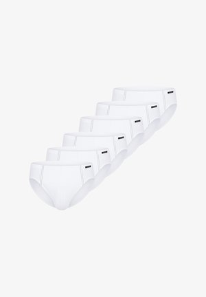 Sechs weiße Herren-Slips, diagonal angeordnet, mit minimalen Nähten und kleinen schwarzen Markenetiketten am Bund.