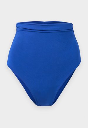 Donji dio ženskog bikinija visokog struka od jednobojnog svijetlo plavog materijala s presavinutim pojasom, prikazan na jednostavnoj svijetloj pozadini.