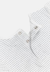 Prenda de algodón blanca con rayas horizontales azules, que cuenta con dos cierres a presión en el escote y una textura suave.