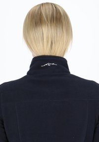 Marinblå fleecejacka med hög krage och vitt bergslogo broderat på baksidan. Slät textur och figursydd design.