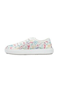 Basket de sport à lacets avec une semelle en caoutchouc blanc, présentant un motif floral coloré en dentelle sur une base blanche. Bout arrondi et panneau latéral texturé.