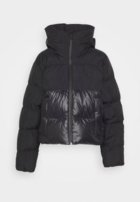 Svart puffjacka med en glänsande nedre del, hög krage och dragkedjestängning. Har logotyp på bröstet och sidofickor.