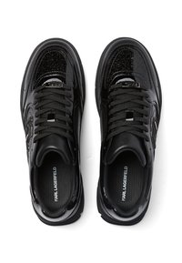 Crne patentirane kožne tenisice s teksturiranim detaljima, vezivanje sprijeda i podstavljeni ovratnik. Sadrže detalj s logotipom sa strane i podstavljenu uloškom.