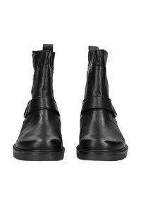 Un par de botas de cuero negras hasta el tobillo con cremalleras laterales, correas con hebilla, puntas redondeadas y tiradores en la parte posterior, vistas desde el frente.