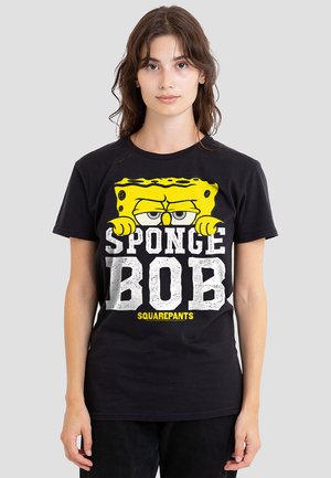 Schwarzes Baumwoll-T-Shirt mit einem gelben SpongeBob Schwammkopf-Design, robustem weißen Text, geripptem Rundhalsausschnitt und kurzen Ärmeln.