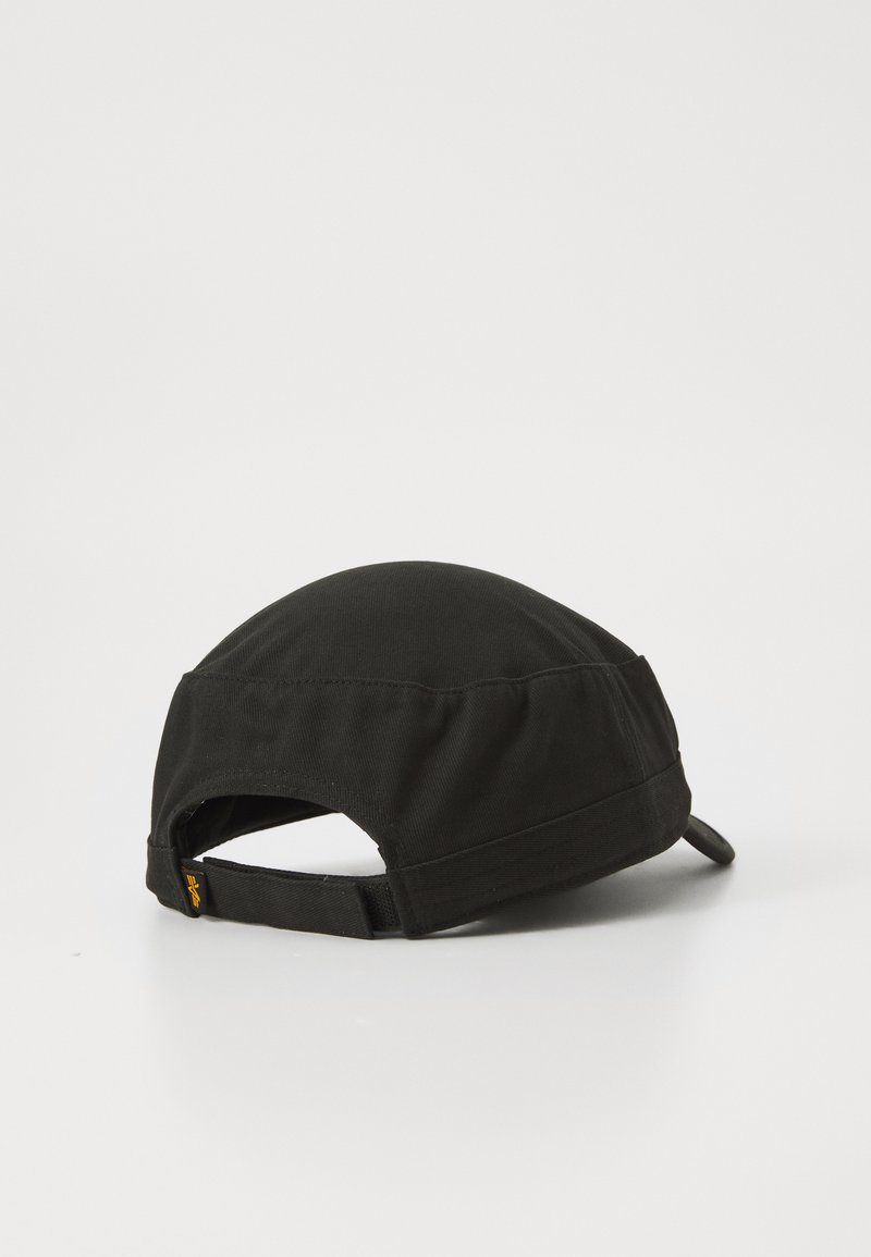 Czarna czapka wykonana z teksturowanej tkaniny, z okrągłą koroną, płaskim daszkiem i regulowanym paskiem z tyłu. Brak widocznych wzorów lub dodatków.