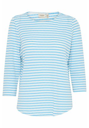 Svijetloplava majica s kragnom i rukavima do tri četvrtine. Ima prugasti uzorak s heksagonalnim oblicima u različitim nijansama plave boje.