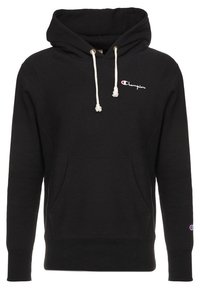 Sudadera negra con capucha ajustable, bolsillo canguro, puños y dobladillo acanalados, con un pequeño logo bordado en el pecho.