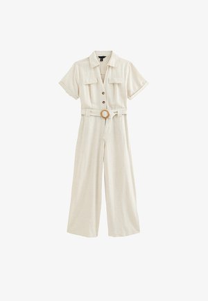 Combinaison beige à manches courtes avec col, boutons sur le devant, poches poitrine, jambes larges et ceinture assortie avec boucle ronde.