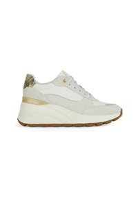 Baskets de sport blanches avec des accents en daim gris et un arrière texturé doré, présentant une semelle épaisse pour plus de hauteur et un design à lacets.