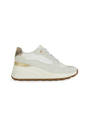 Sneaker atletica bianca con accenti in suedè grigia e un retro dorato texture, caratterizzata da una suola spessa per un'altezza maggiore e un design con lacci.