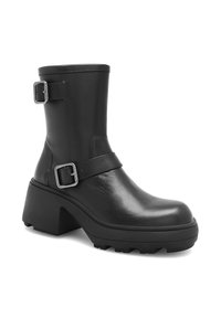 Czarne skórzane botki za kostkę z grubym obcasem, wyposażone w dwie regulowane klamry oraz teksturowaną podeszwę dla lepszej przyczepności.