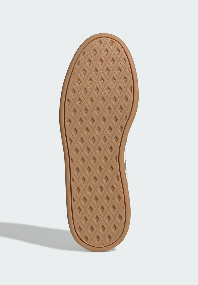 Gummisohle eines Sneakers mit einem Rautenmuster in Hellbraun. Glatte Textur mit abgerundeten Kanten und einer stabilen Basis für guten Halt.