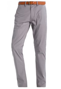 Ljusgrå byxor gjorda av slät tyg, med rak benform, femficksdesign och ett kontrasterande brunt läderbälte.