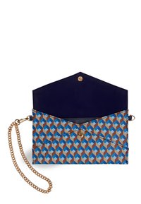 Kabelka v obálkovém stylu s modro-hnědo-bežovým geometrickým vzorem, otevřeným klopou a odnímatelným zlatým řetízkem.