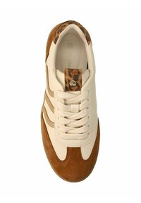 Beige Sneaker mit braunen Wildlederakzenten, Leopardenmuster am Absatz und cremefarbenen Schnürsenkeln, mit runder Zehenpartie und strukturierten Streifen an den Seiten.