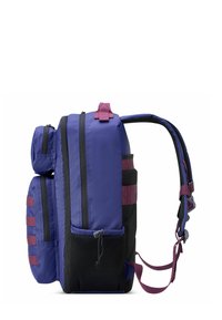 Mochila púrpura y negra hecha de un tejido duradero, con múltiples compartimentos con cremallera, acentos de malla y correas de hombros acolchadas.