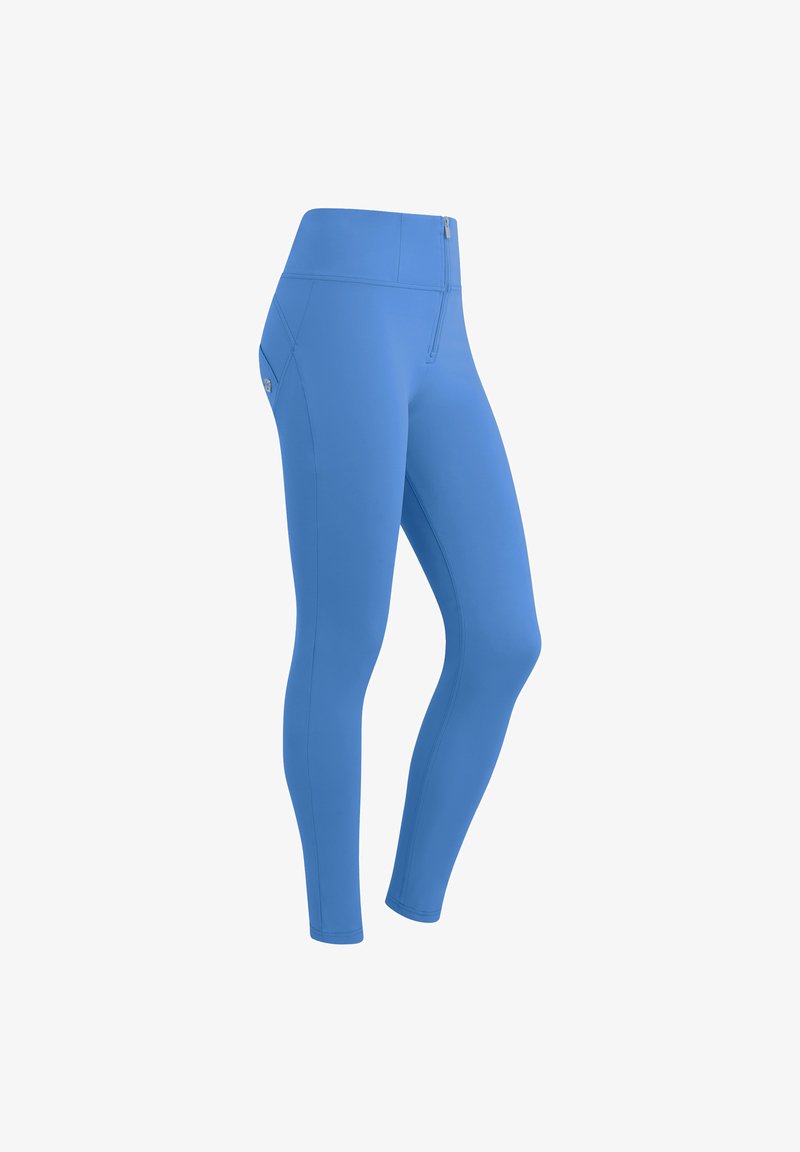 Leggings azules de talle alto, fabricados en tela elástica. Cuentan con un bolsillo con cremallera en el lateral y un diseño suave y aerodinámico.