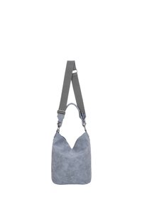 Lichtblauwe zachte leren emmer tas met een brede verstelbare grijze stoffen schouderriem en een klein handvat aan de bovenkant, geïsoleerd op een witte achtergrond.