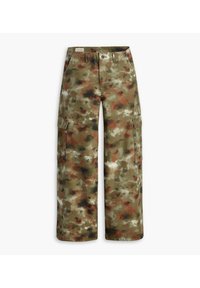 Spodnie cargo w wielokolorowy wzór camo, zawierający zielenie, brązy i czerń. Wykonane z trwałego materiału z bocznymi kieszeniami.