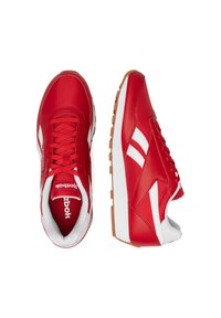 Sneakers in pelle rossa con dettagli bianchi, caratterizzate da un design con lacci e una suola in gomma texturizzata. L'interno ha una fodera bianca e il marchio.