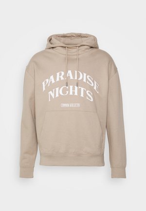 Sweat à capuche beige avec poche avant et cordons, avec texte blanc "PARADISE NIGHTS" et texte plus petit "COMMON KOLLECTIV" en dessous.