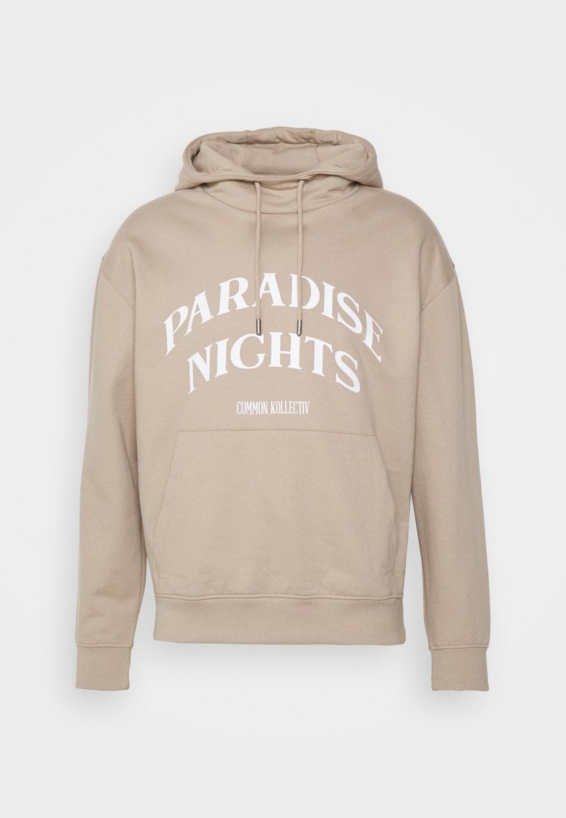 Sweat à capuche beige avec poche avant et cordons, avec texte blanc "PARADISE NIGHTS" et texte plus petit "COMMON KOLLECTIV" en dessous.